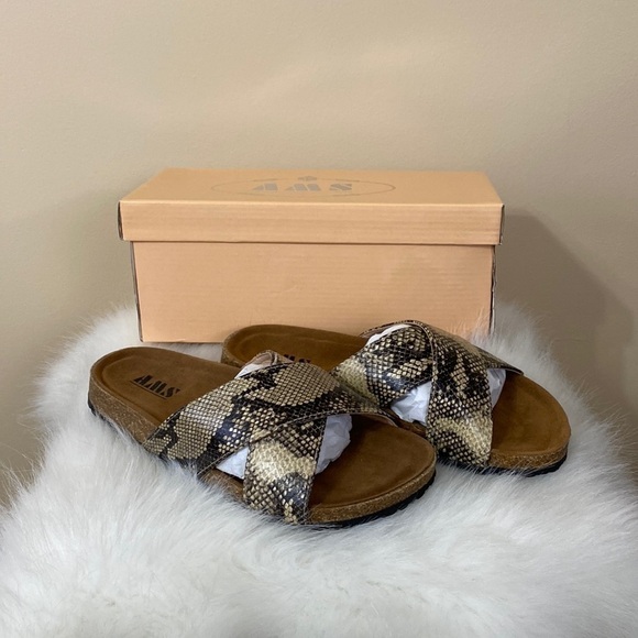 ams Shoes - 𝅺nwb slide on sandals